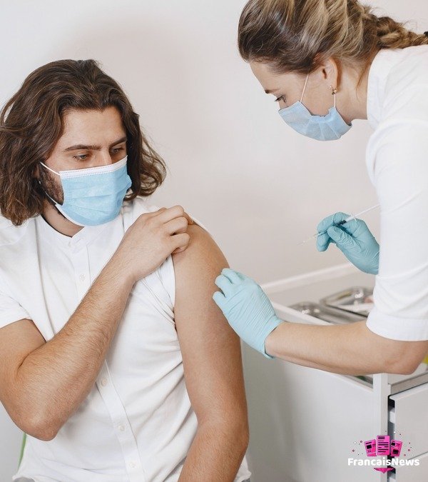 Vaccination grippe covid 2026 : le guide du 13 octobre Vaccination grippe covid 2026 : une soignante vaccine un patient — photo d'illustration