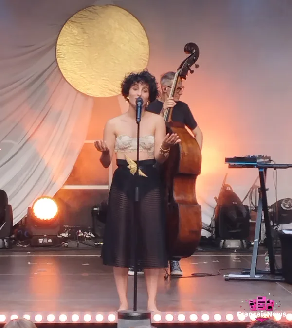 barbara pravi en concert en 2022, au micro, accompagnée d'un contrebassiste sur scène