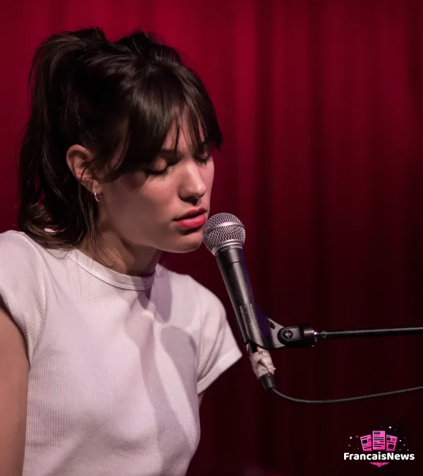 Charlotte Cardin dévoile Memories, son nouveau single charlotte cardin en concert devant un rideau rouge, micro sur pied