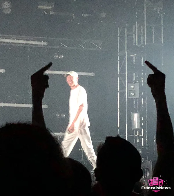 Eddy de Pretto invite Cameron aux NRJ Music Awards eddy de pretto sur scène au Botanique de Bruxelles en 2018, devant le public