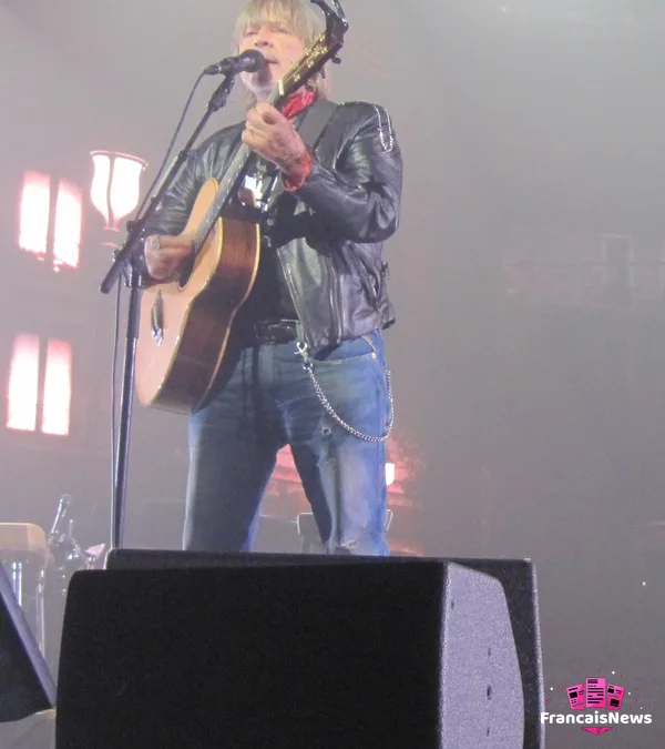 Renaud à la guitare sur scène au Zénith de Paris