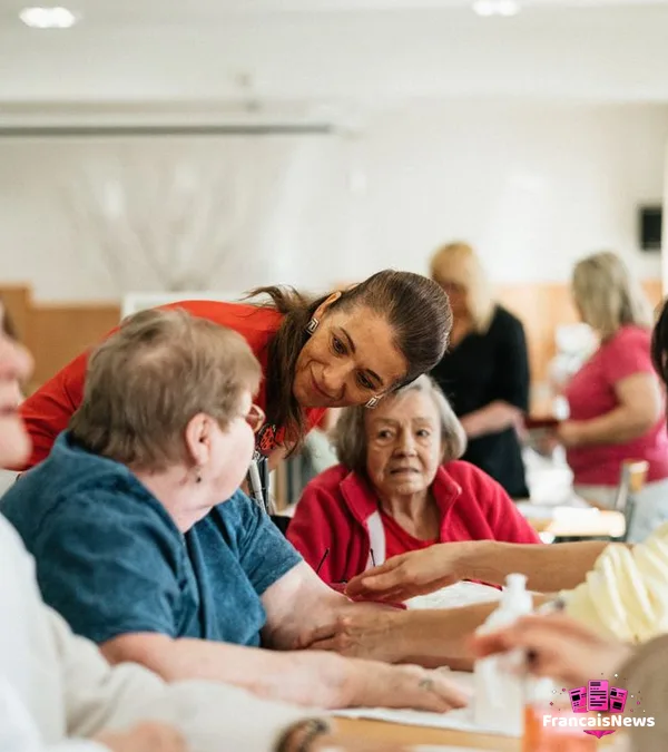 Un groupe de seniors réuni autour d'une table pendant la semaine bleue 2026