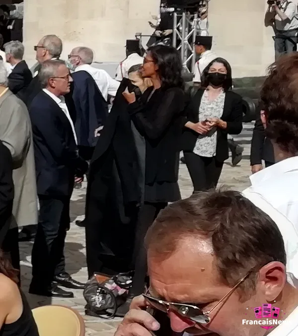karine le marchand en noir parmi les invités aux obsèques de Jean-Paul Belmondo aux Invalides