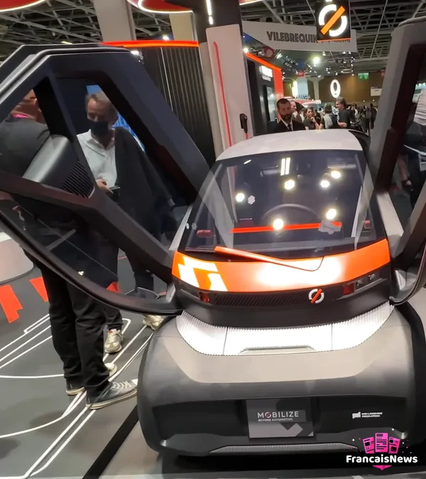 petit vehicule electrique expose dans les halls du mondial de l auto 2026 a paris