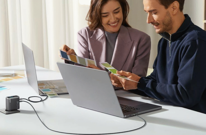 Lors du choix d'un chargeur, quels autres critères faut-il prendre en compte outre la puissance de sortie ?