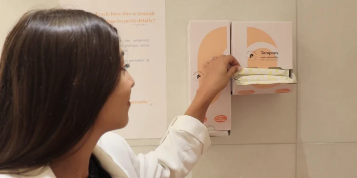 Pourquoi installer un distributeur de serviettes hygiéniques en entreprise ? (QVT & RSE)