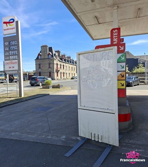 Tableau de bord d'une voiture lors d'un plein de carburant en France