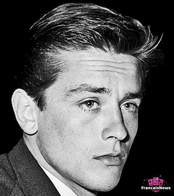 Alain Delon : la tombe de Douchy enfin ouverte au public ? Portrait d'Alain Delon en 1961, l'acteur au début de sa légende