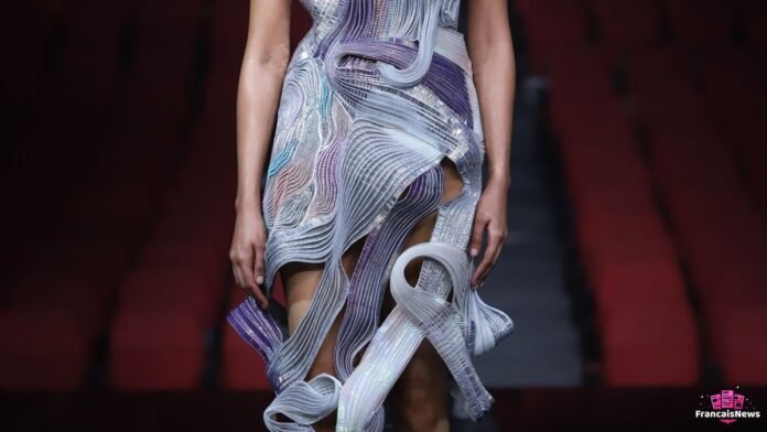 Mannequin en robe couture avant-gardiste lors d'un défilé de la Fashion Week Paris 2026