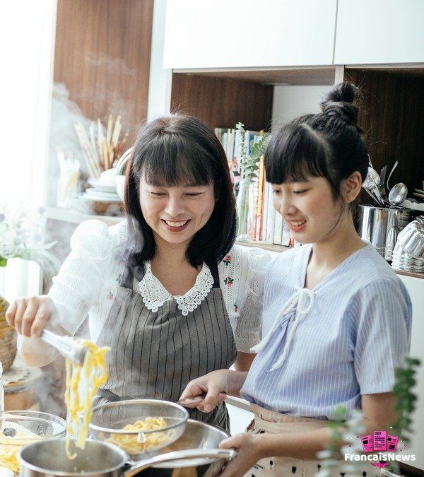 Photo d'illustration : préparation de pâtes fraîches dans une cuisine familiale, la passion transmise à Luana Belmondo par sa mère