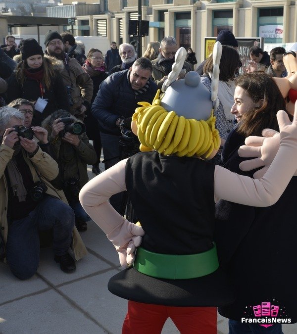 Anne Goscinny au festival de la BD d'Angoulême 2017 avec les mascottes Astérix et Obélix