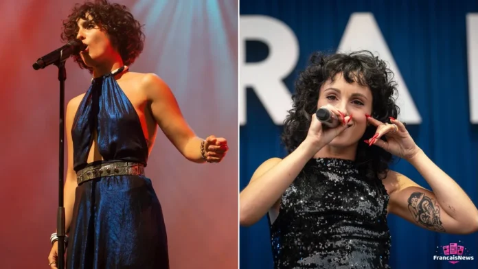 barbara pravi sur scène en robe bleue en 2022 et en robe à sequins en concert en 2025