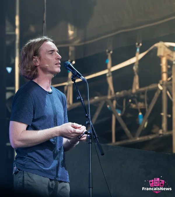 ben mazue sur scène au festival des Vieilles Charrues 2021, en plein concert
