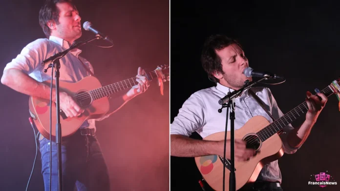 vianney sur scène au Paléo Festival, guitare à la main