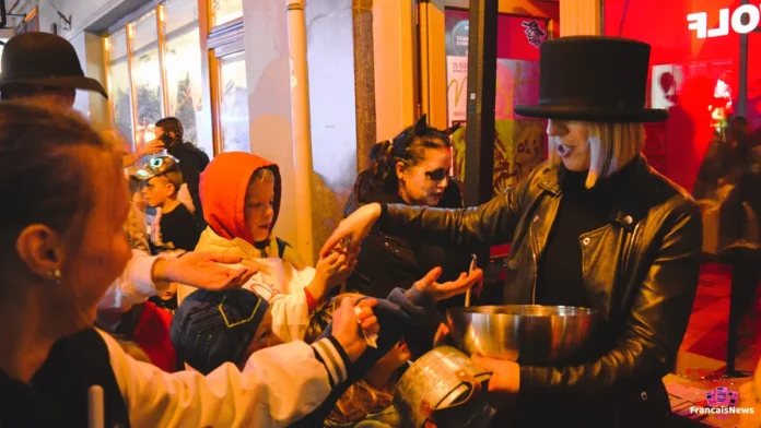 enfants déguisés pour halloween 2026 pendant la tournée des bonbons de porte en porte