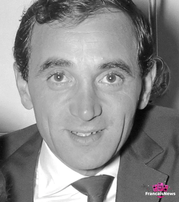 Charles Aznavour : la vie d'une légende de la chanson charles aznavour souriant en portrait en noir et blanc en 1961