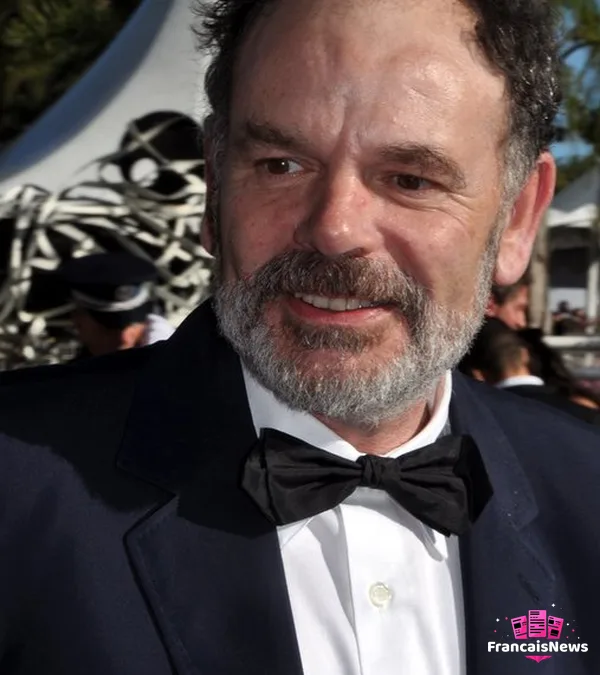 jean-pierre darroussin souriant au festival de Cannes 2011, portrait en gros plan