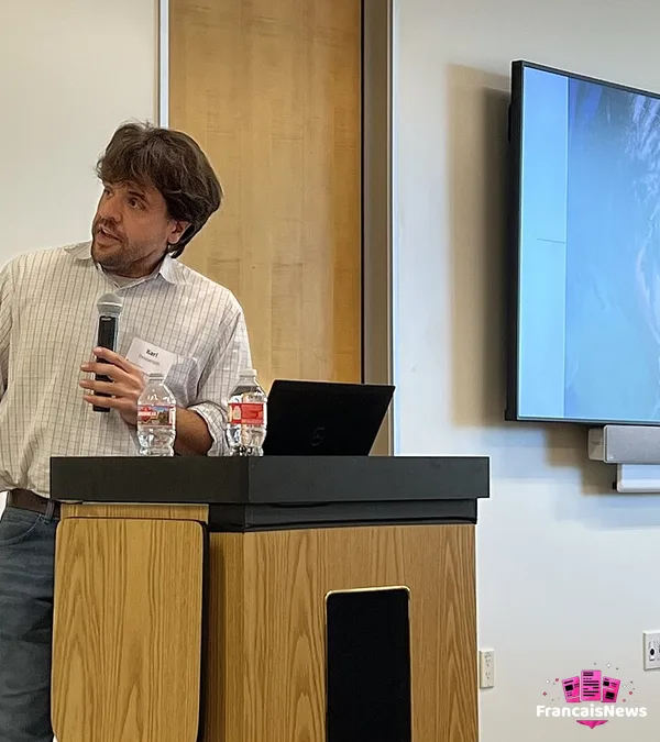karl deisseroth en conférence, micro en main derrière un pupitre