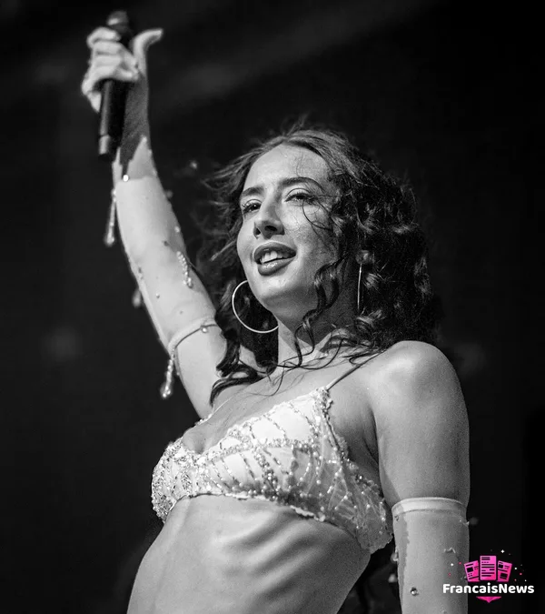 naika sur scène au Montreux Jazz Festival 2026, micro levé devant le public