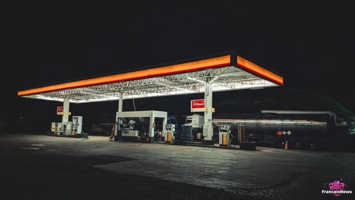 Station-service la nuit avec camion-citerne en livraison pendant la pénurie carburant en France
