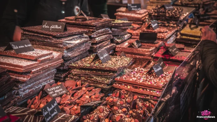 salon du chocolat 2026 : tablettes et créations en chocolat sur un stand du salon à Paris