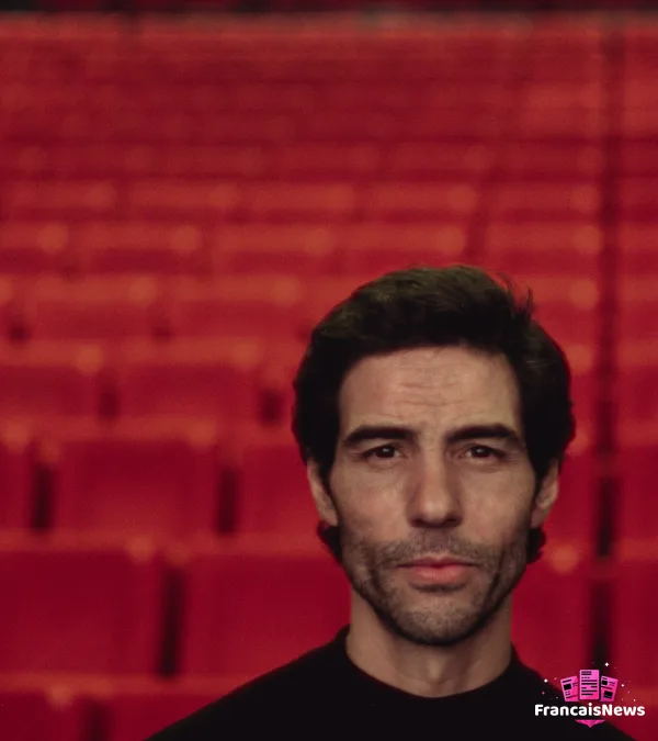 tahar rahim en portrait devant des sièges rouges de cinéma