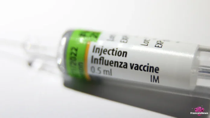 vaccination grippe 2026 : gros plan sur une seringue préremplie de vaccin antigrippal de 0,5 ml